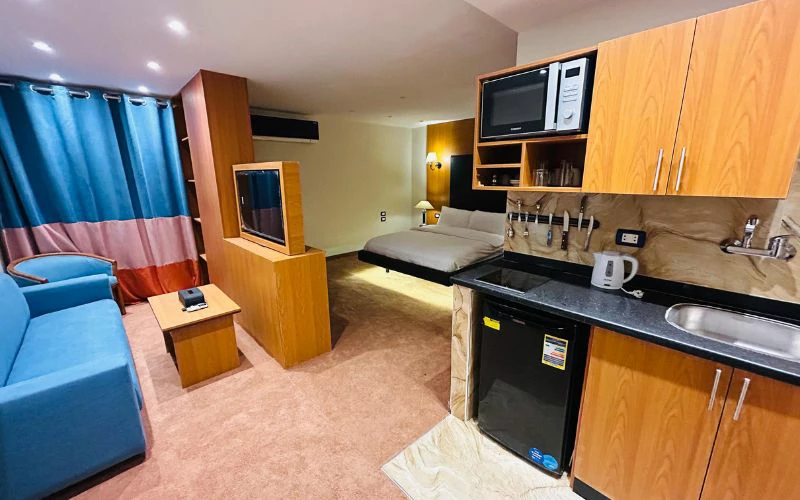 سرير كينج داخل استوديو ميني فندق نُزلي في مدينة نصر