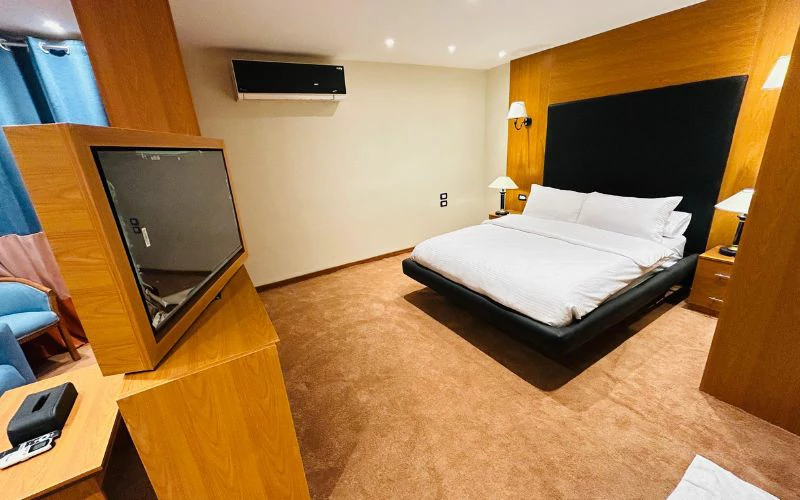 سرير كينج داخل استوديو ميني فندق نُزلي في مدينة نصر