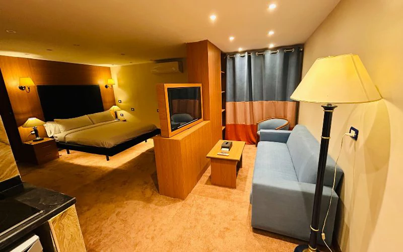 سرير كينج داخل استوديو ميني فندق نُزلي في مدينة نصر